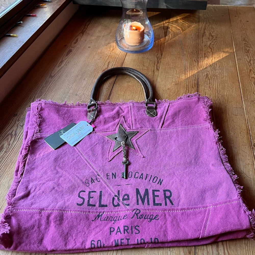 *SOLD* MYRA POPPING PINK WEEKENDER BAG (NWT)